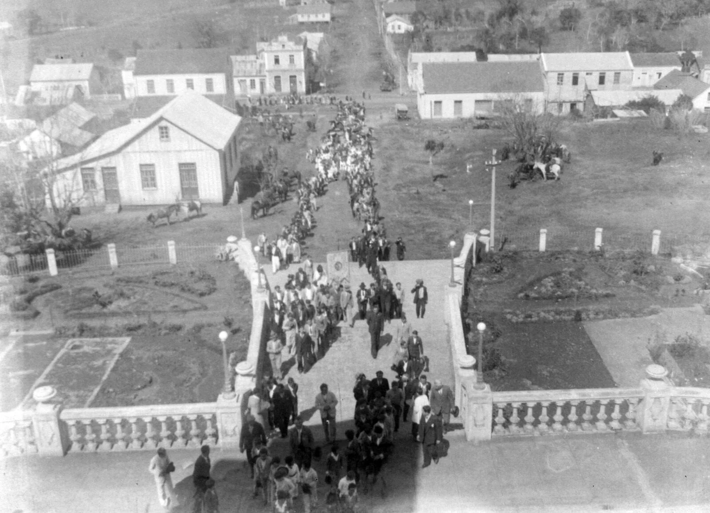 Foto original: Procissao No Cemiterio