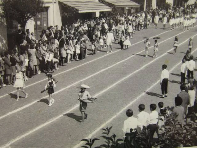 Foto original: Desfile De Rua Com Multidao