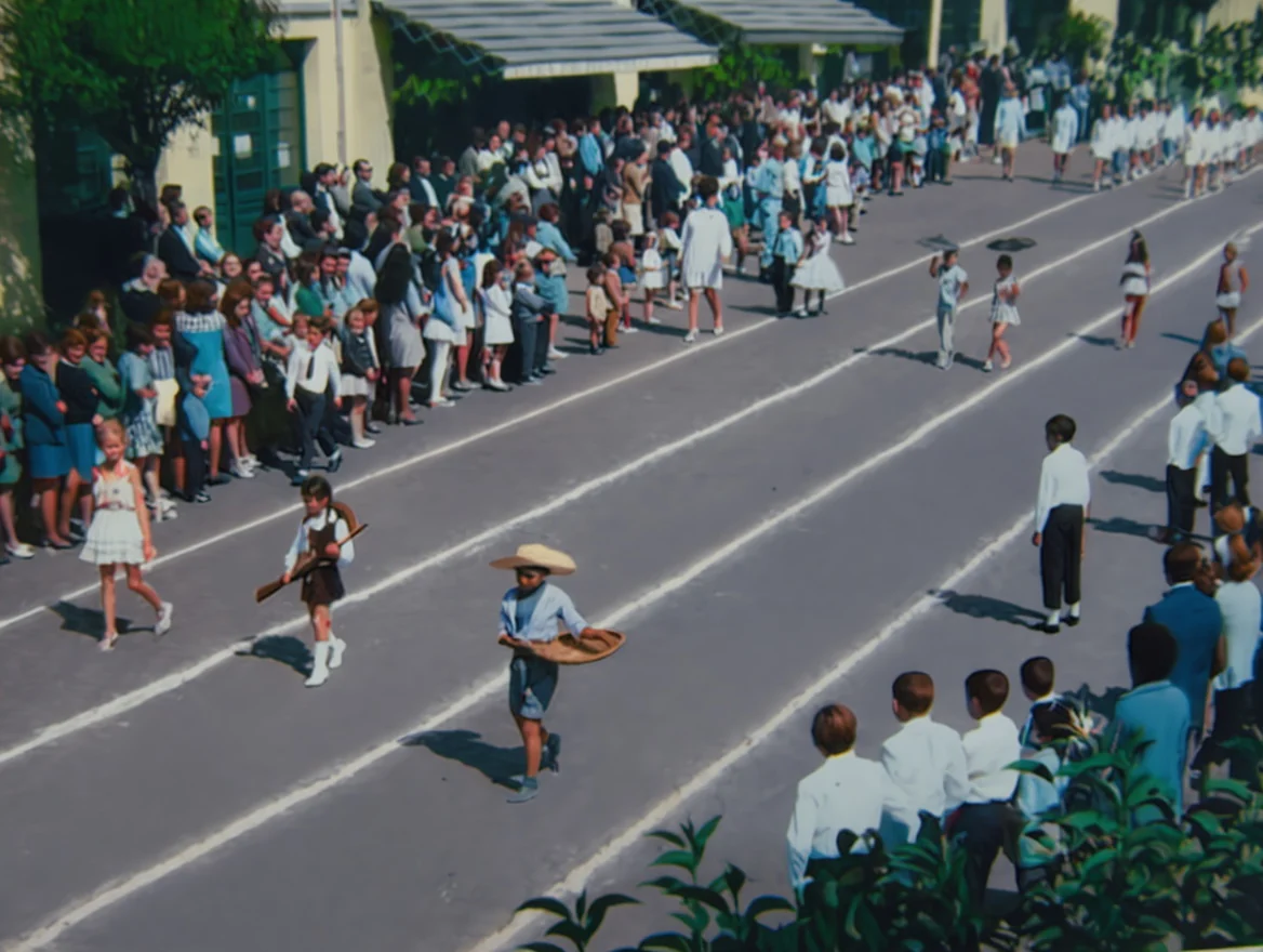Foto restaurada e colorizada: Desfile De Rua Com Multidao