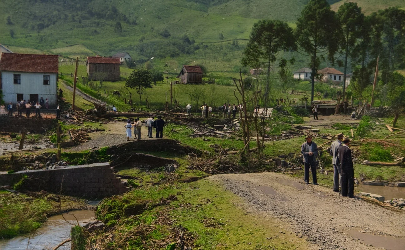 Foto restaurada e colorizada: Atividade Agricola No Campo