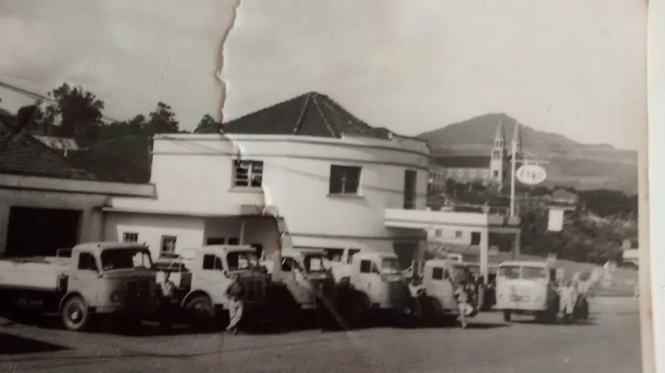 Foto original: Predio E Carros Antigos