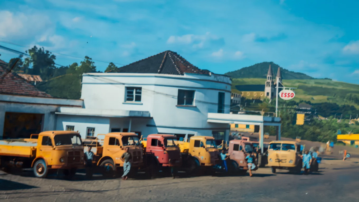 Foto restaurada e colorizada: Predio E Carros Antigos