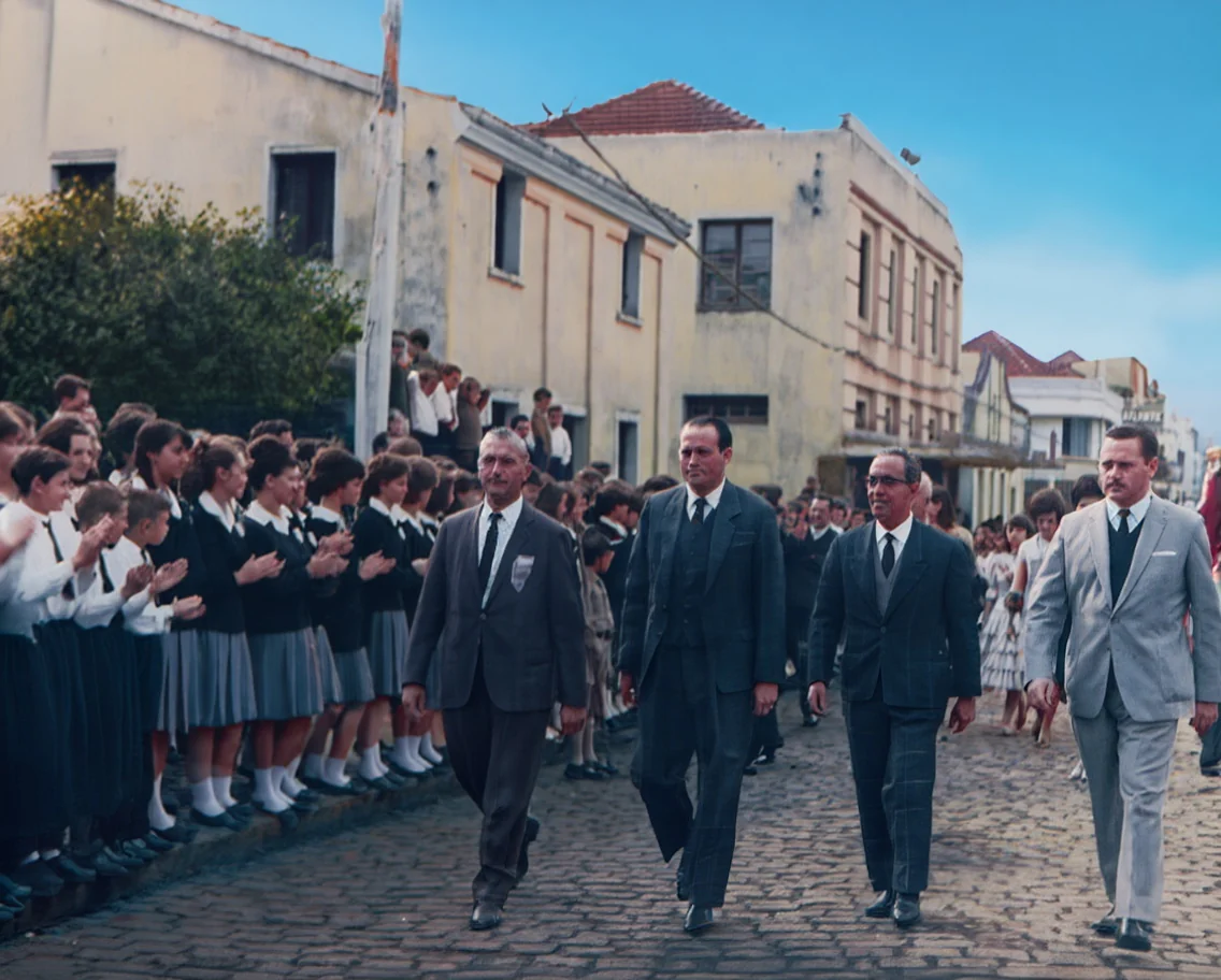 Foto restaurada e colorizada: Procissao Em Rua De Pedras