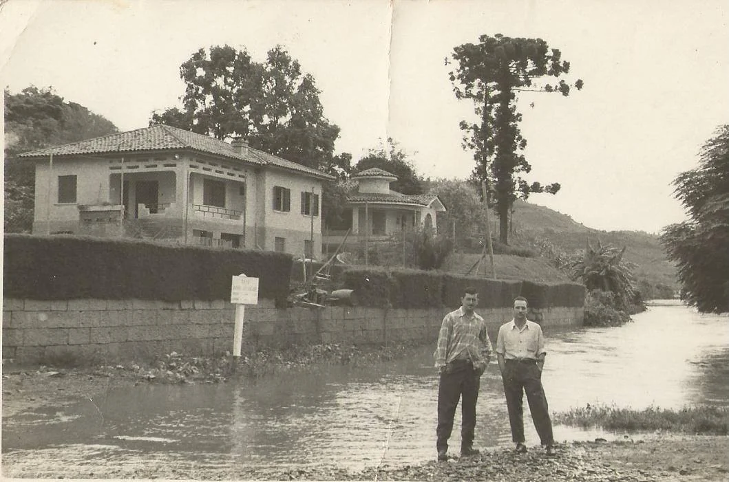 Foto original: Dois Homens Em Estrada Rural