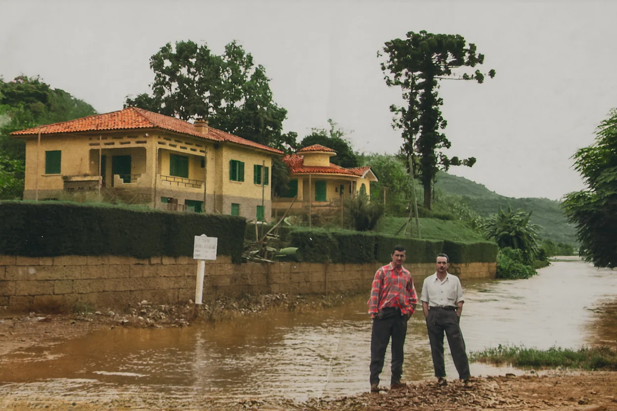 Foto restaurada e colorizada: Dois Homens Em Estrada Rural