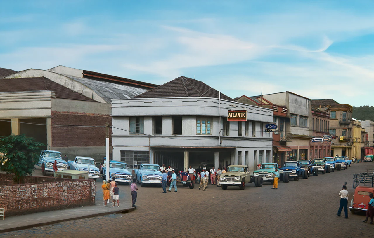 Foto restaurada e colorizada: Rua Comercial Com Veiculos