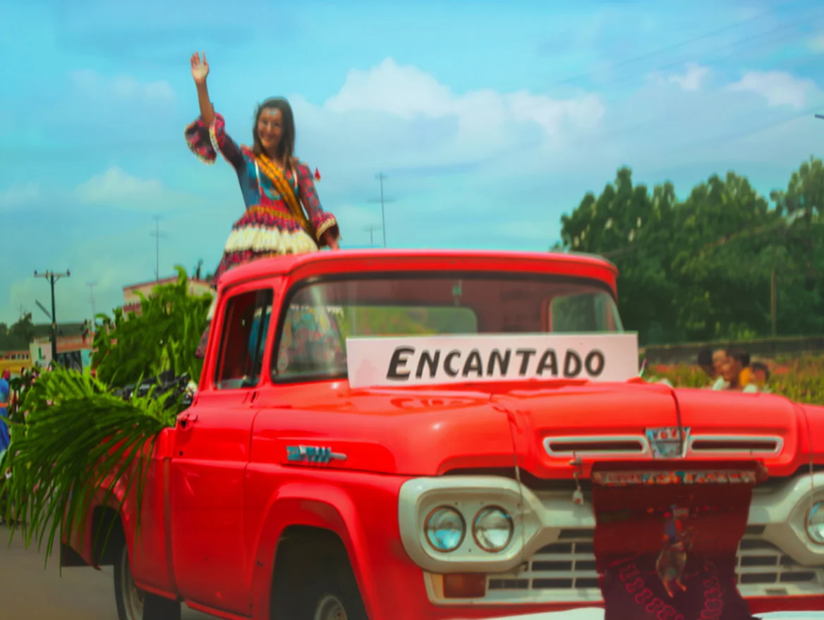 Foto restaurada e colorizada: Caminhonete Encantado Em Evento