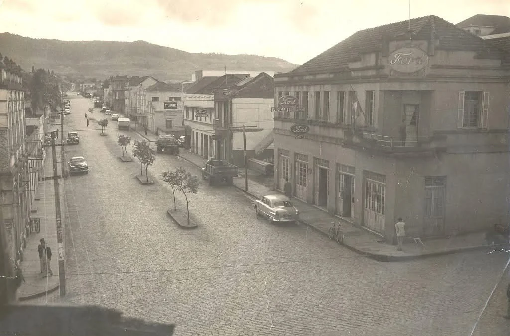 Foto original: Rua Central Com Onibus