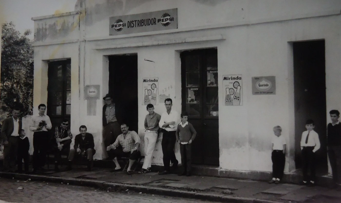 Foto original: Grupo Em Frente A Comercio