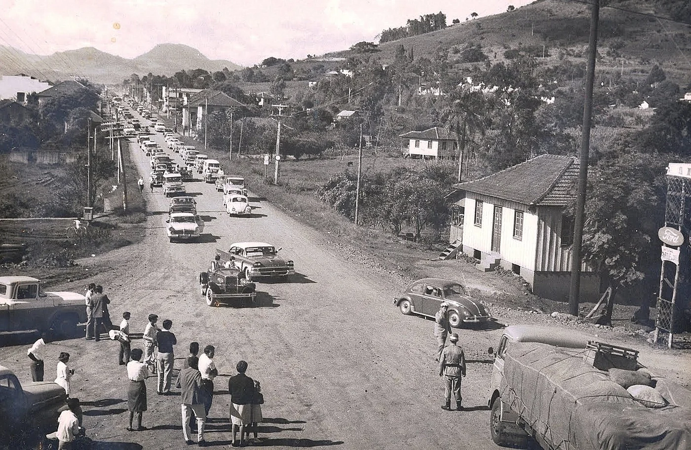 Foto original: Avenida Com Pedestres E Veiculos