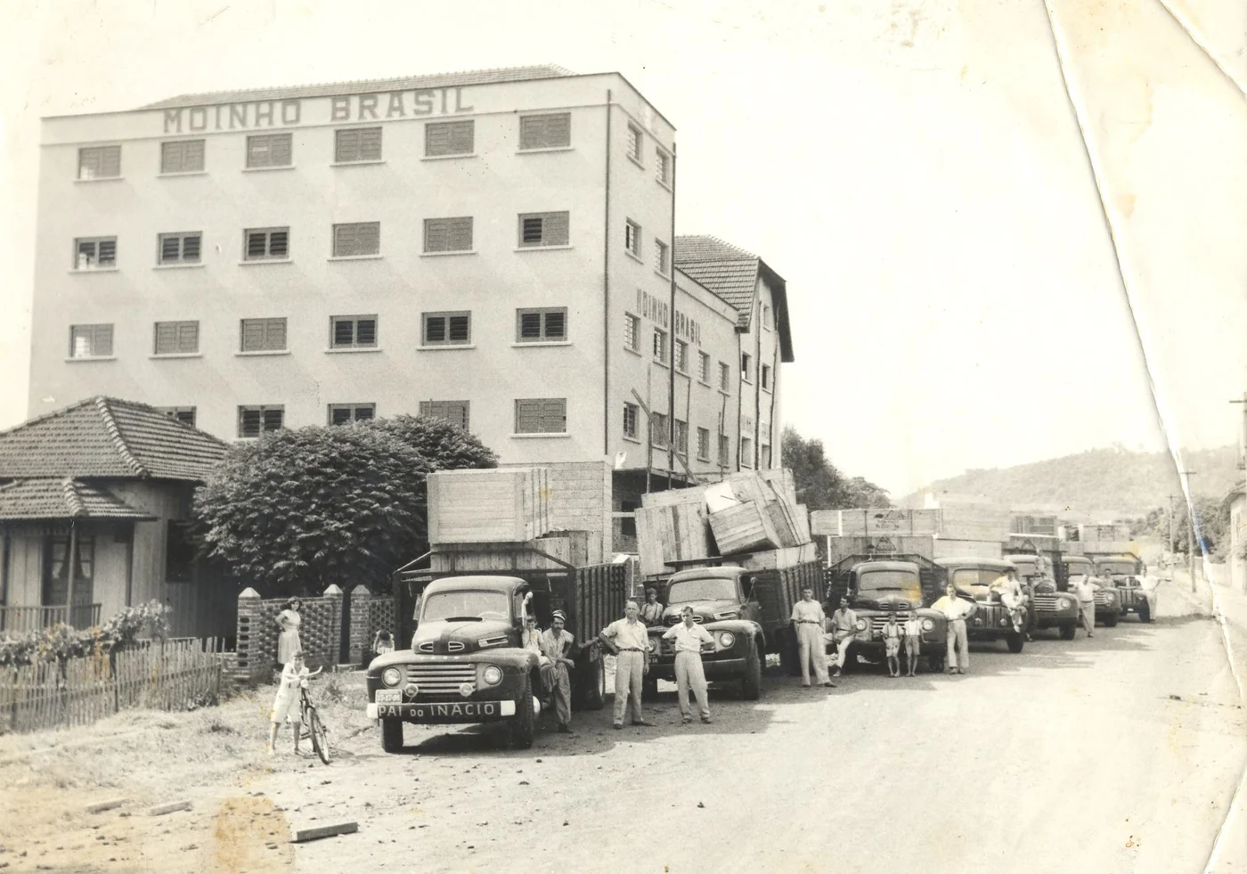 Foto original: Rua Com Caminhoes E Trator