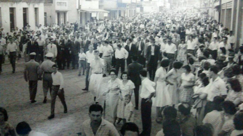 Foto original: Multidao Em Praca