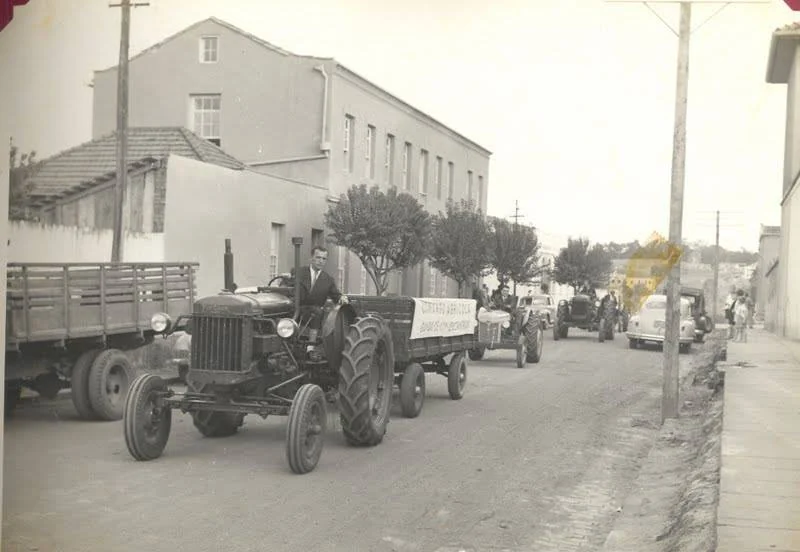 Foto original: Trator Em Rua De Pedras