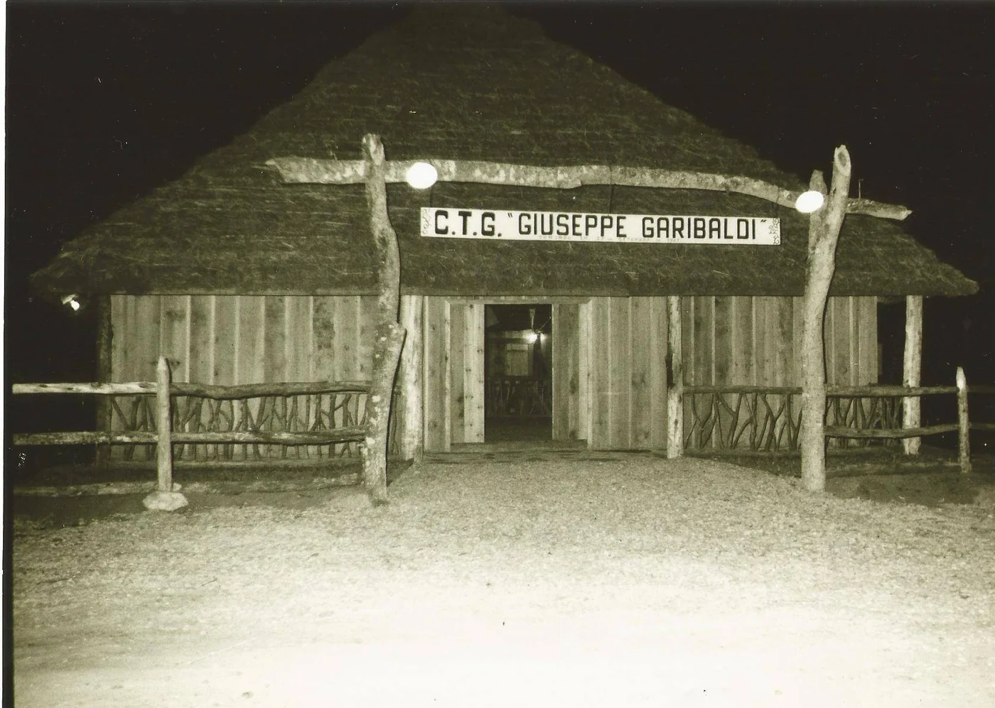Foto original: Casa Antiga Com Automovel