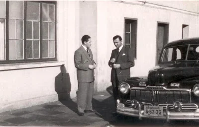 Foto original: Homens Ao Lado De Automovel
