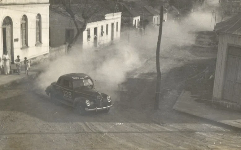 Foto original: Automovel Em Rua Empoeirada