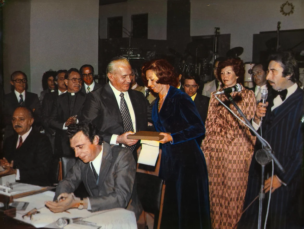 Foto restaurada e colorizada: Cerimonia De Assinatura