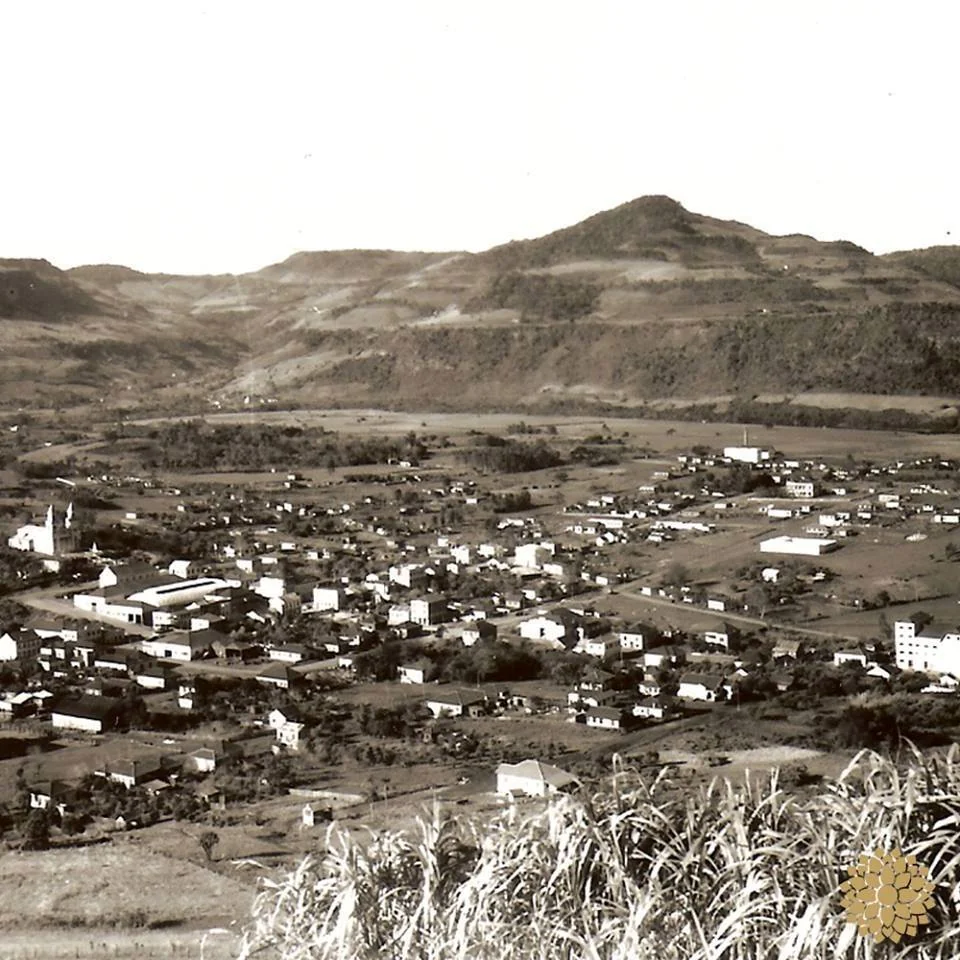 Foto original: Vista Da Cidade E Montanha
