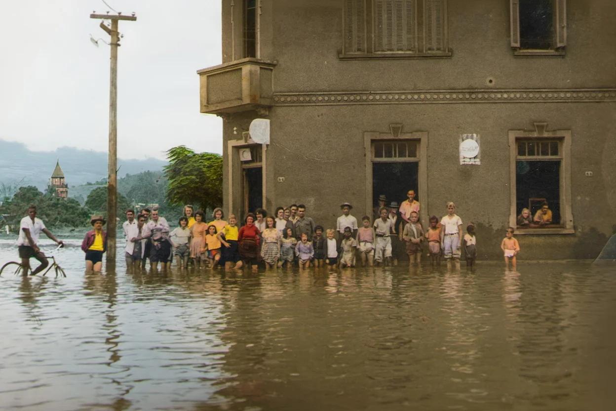 Foto restaurada e colorizada: Rua Alagada