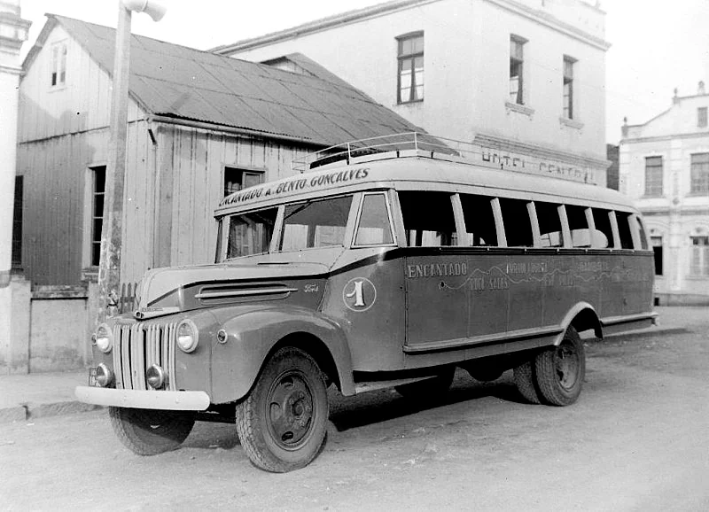 Foto original: Onibus Antigo Na Rua