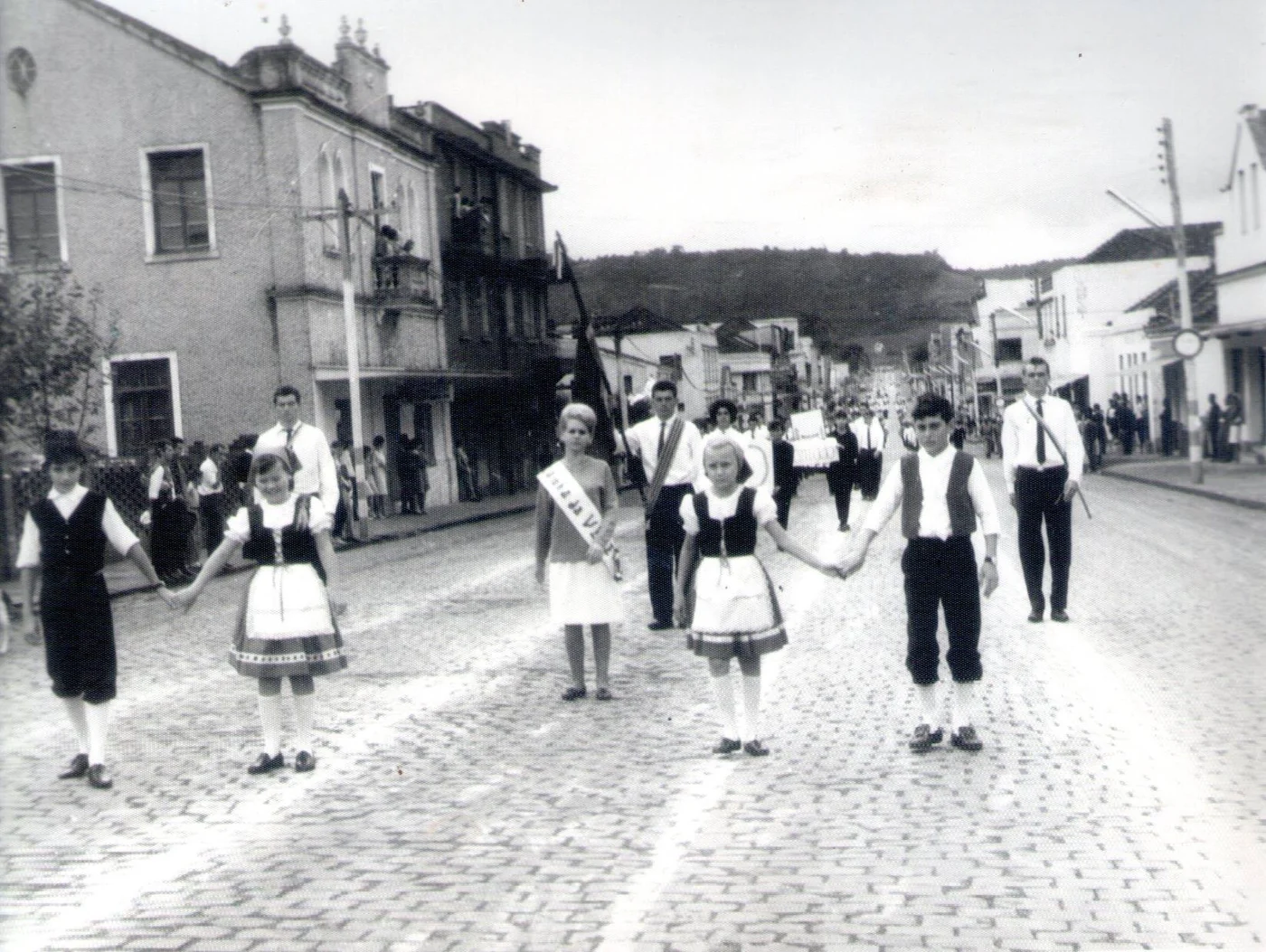 Foto original: Avenida Da Catedral Com Pedestres