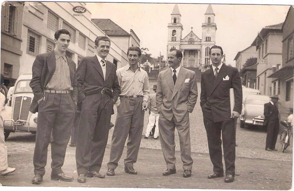 Foto original: Homens Na Praca Central