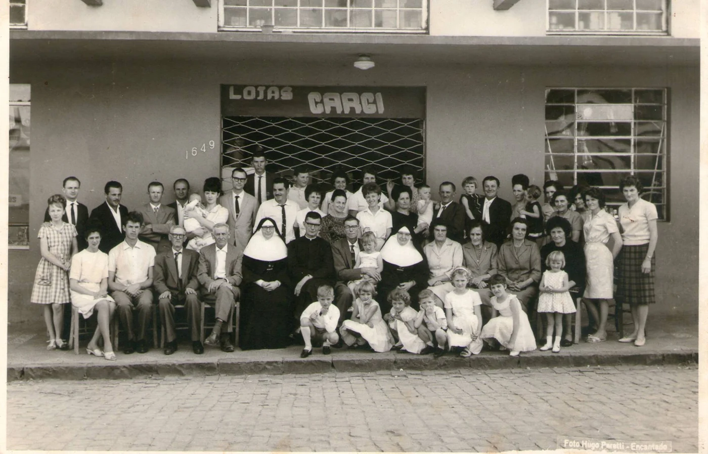 Foto original: Grupo Em Frente A Garagem