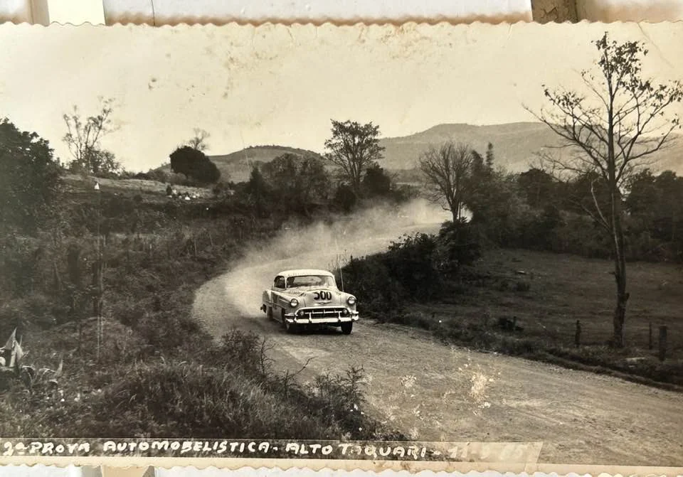 Foto original: Carro Em Estrada Rural